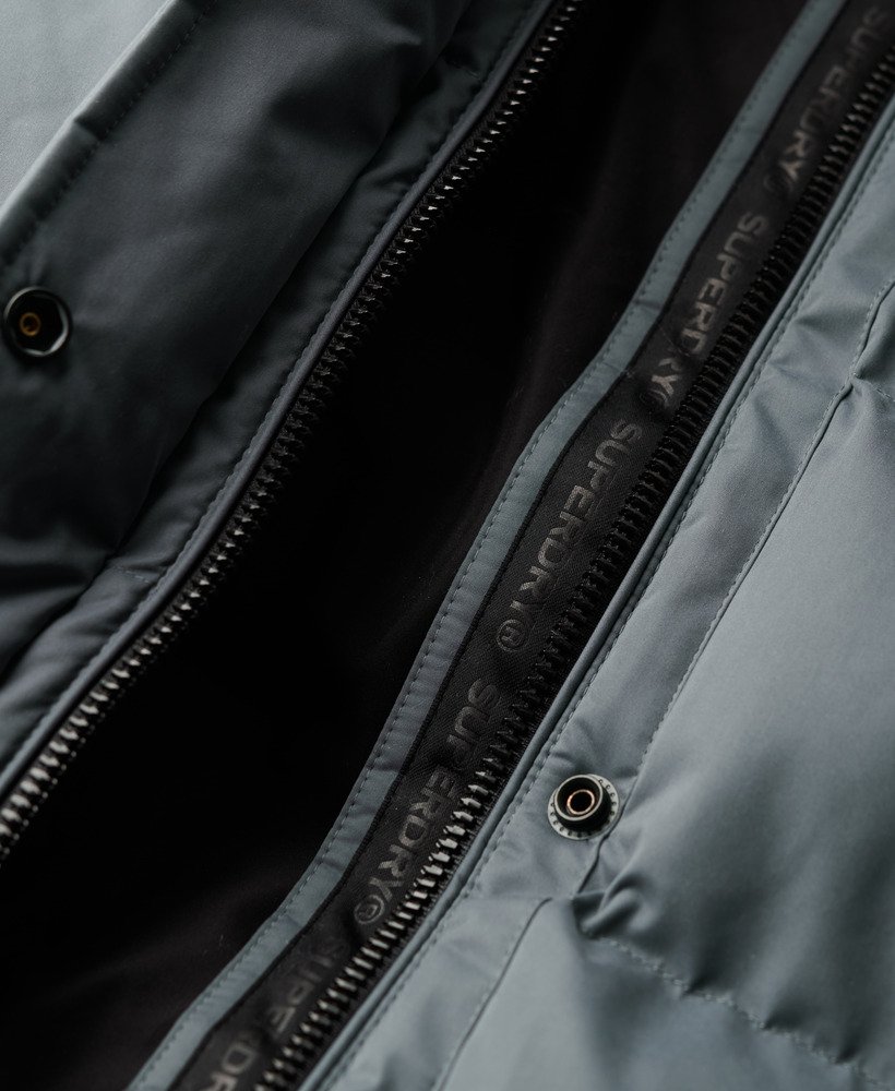 lange gewatteerde microvezeljas in de kleur ebony