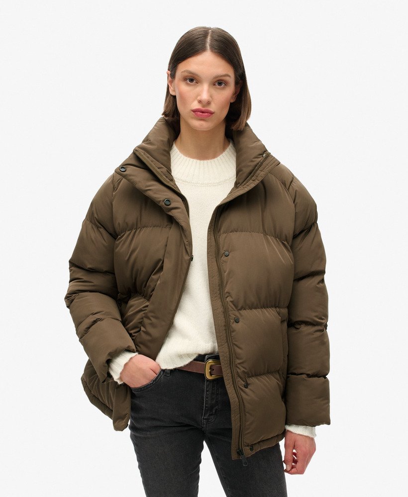 middellange gewatteerde jas in warm bruin.
