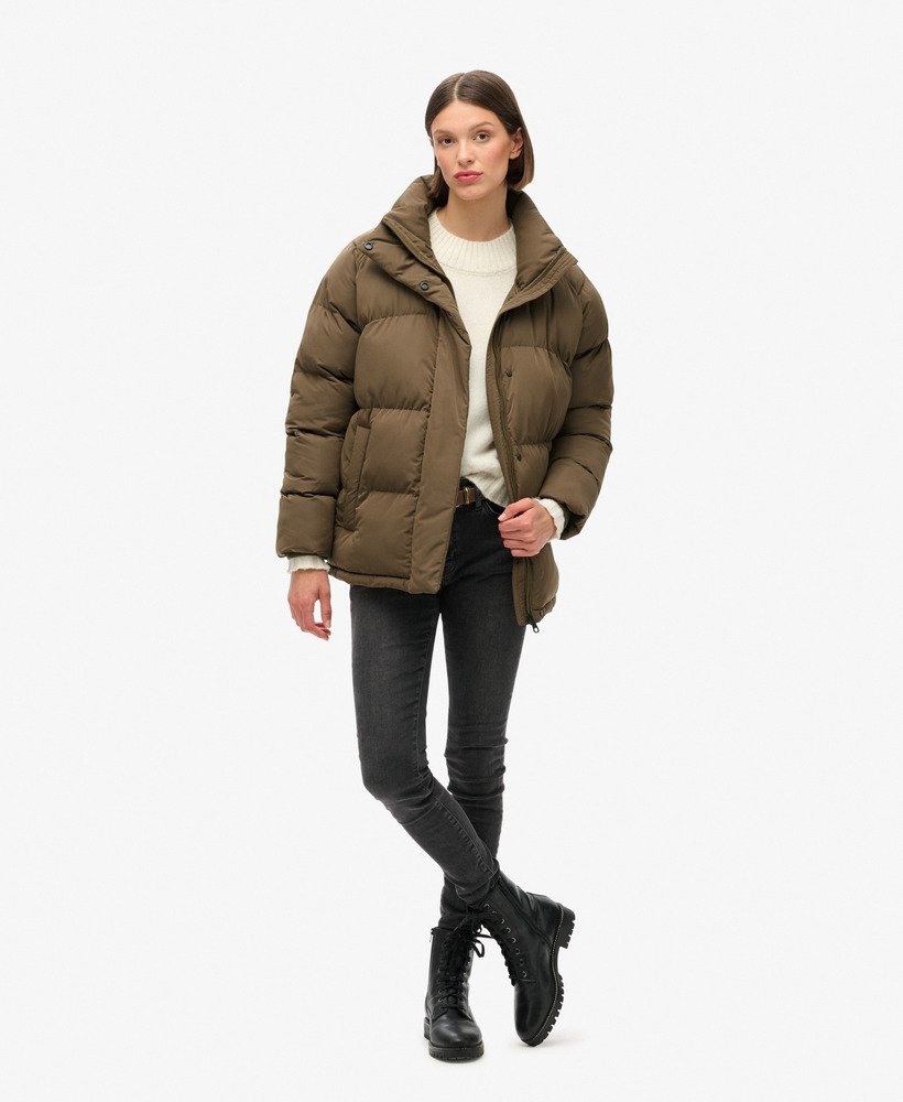 middellange gewatteerde jas in warm bruin.