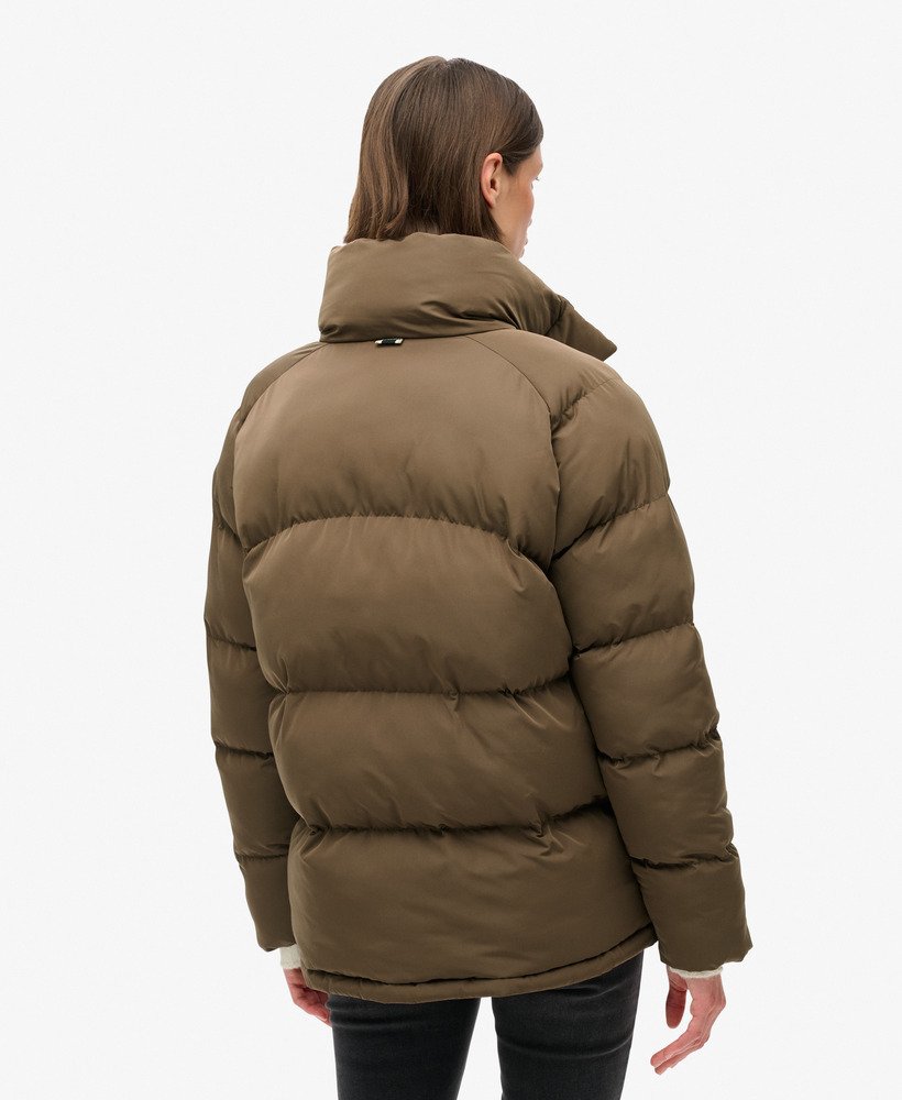 middellange gewatteerde jas in warm bruin.