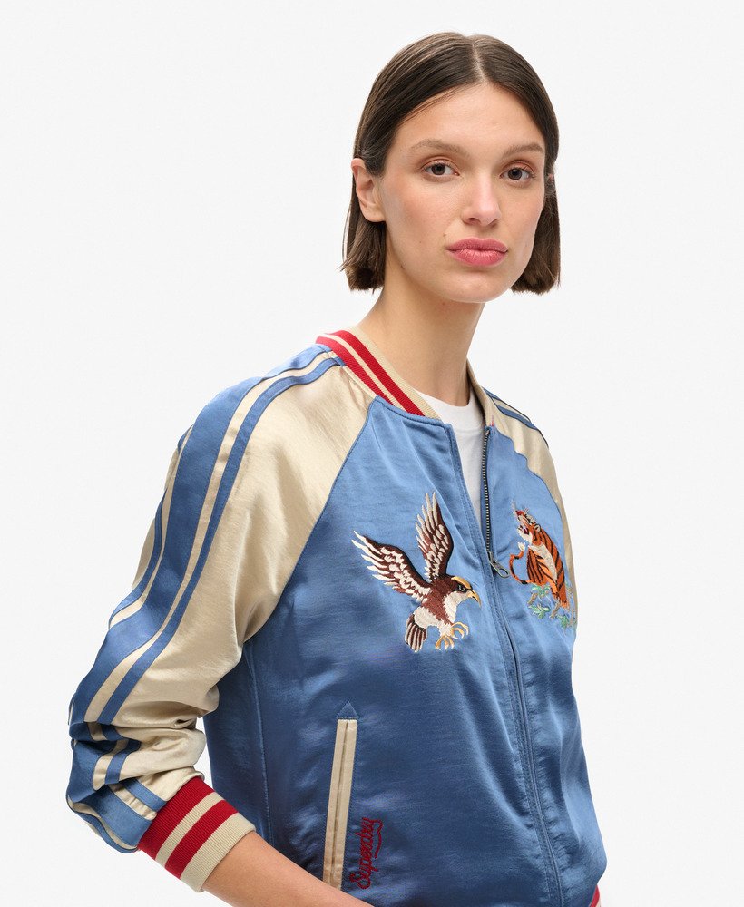 geborduurd sukajan bomberjack in wedgewood blue