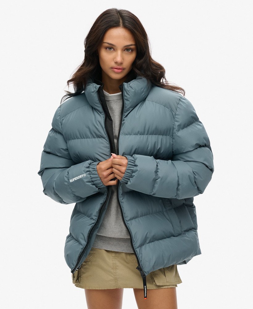 oversized sportieve pufferjas in stormachtig weerblauw.