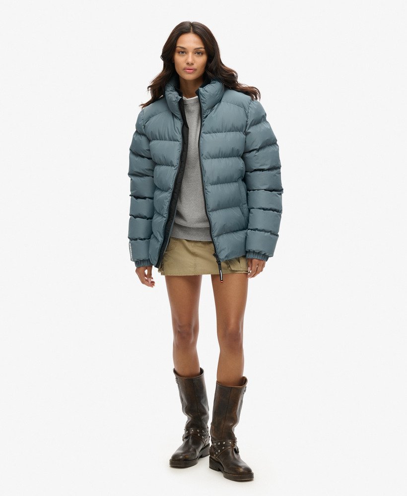 oversized sportieve pufferjas in stormachtig weerblauw.