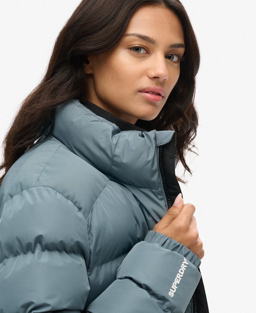 oversized sportieve pufferjas in stormachtig weerblauw.