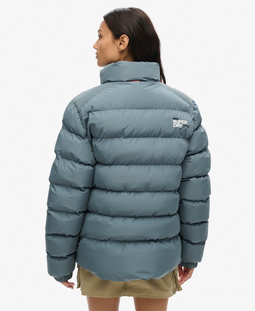 oversized sportieve pufferjas in stormachtig weerblauw.