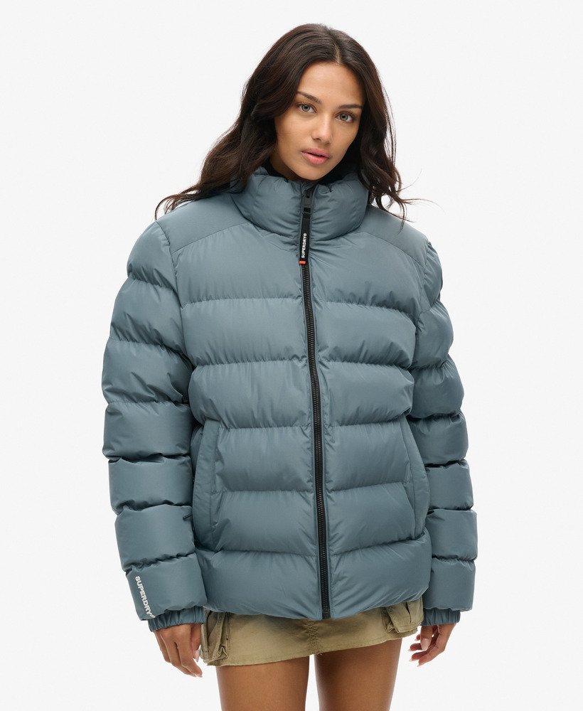 oversized sportieve pufferjas in stormachtig weerblauw.