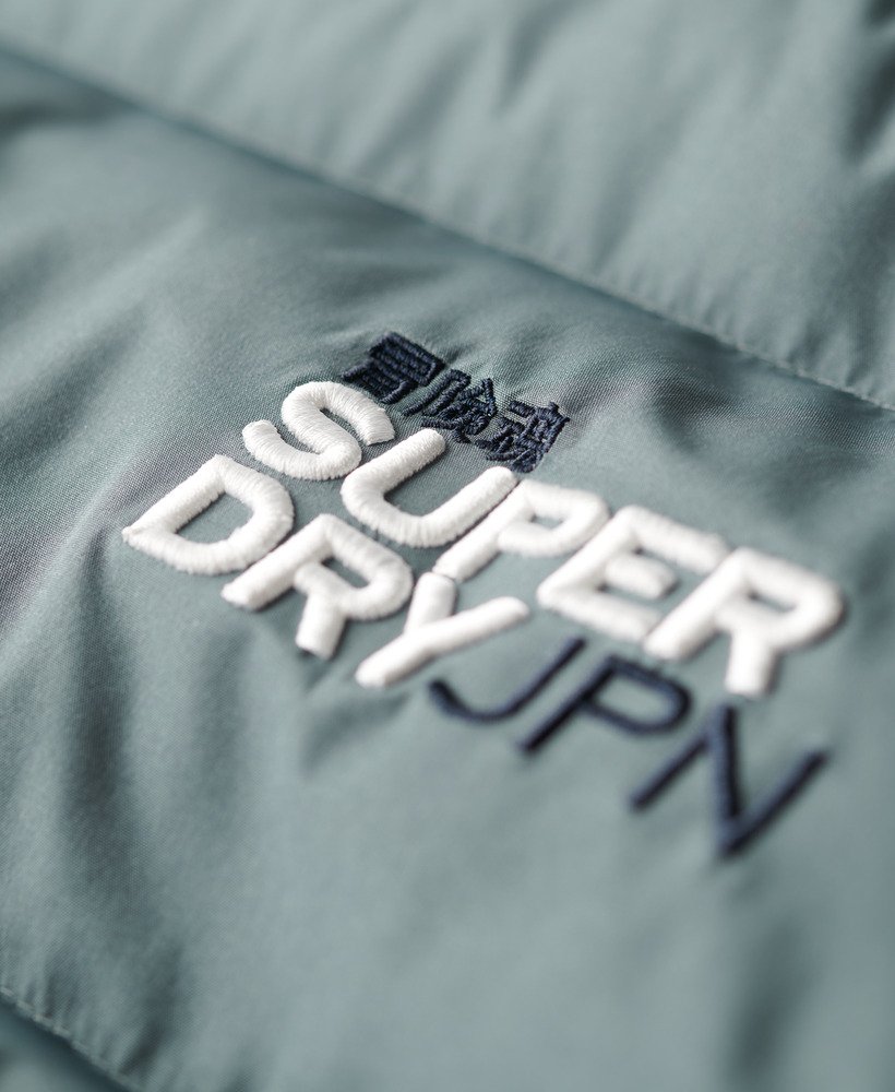 oversized sportieve pufferjas in stormachtig weerblauw.