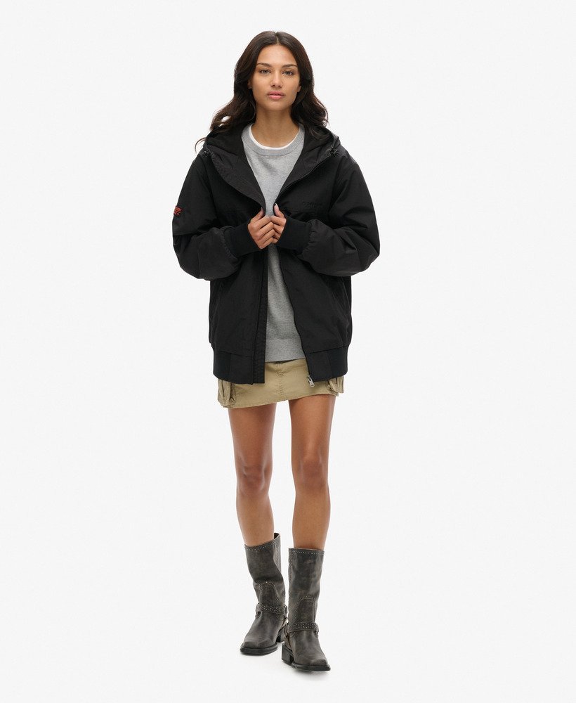 oversized bomberjack met capuchon van overtollig nylon in gitzwart.