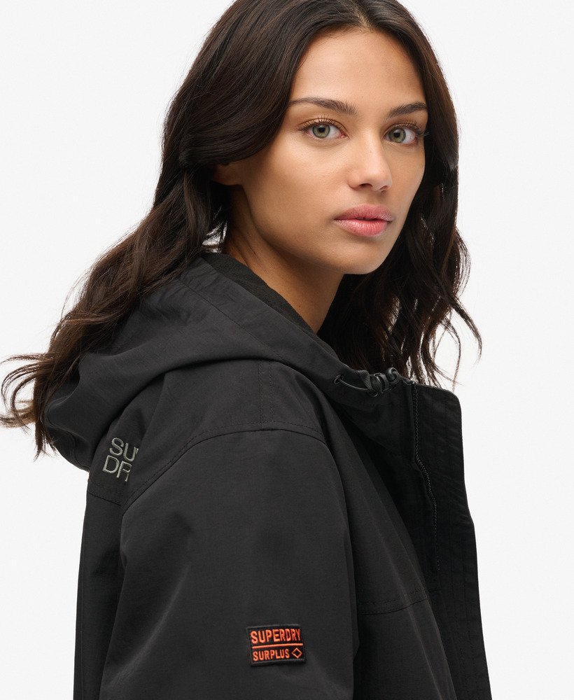 oversized bomberjack met capuchon van overtollig nylon in gitzwart.