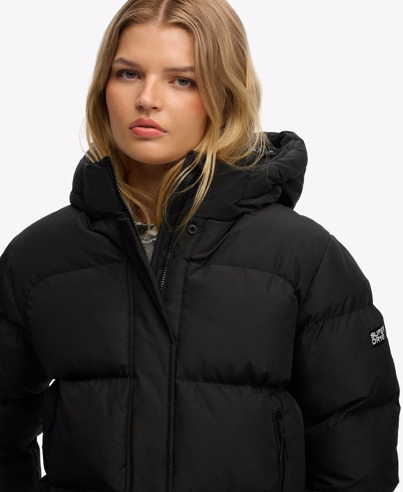 Sportieve pufferjas met capuchon, middellang model