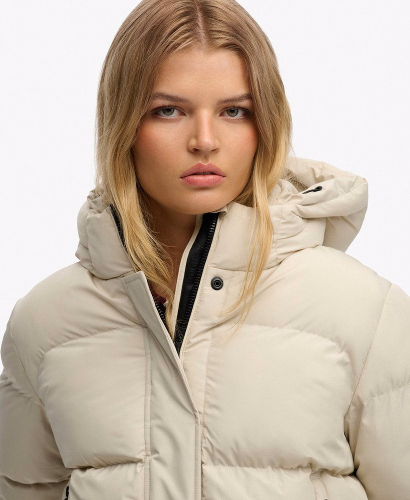 Sportieve pufferjas met capuchon, middellang model