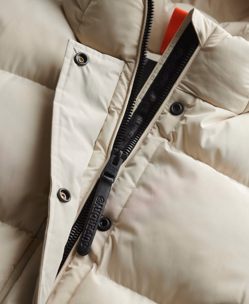 Sportieve pufferjas met capuchon, middellang model