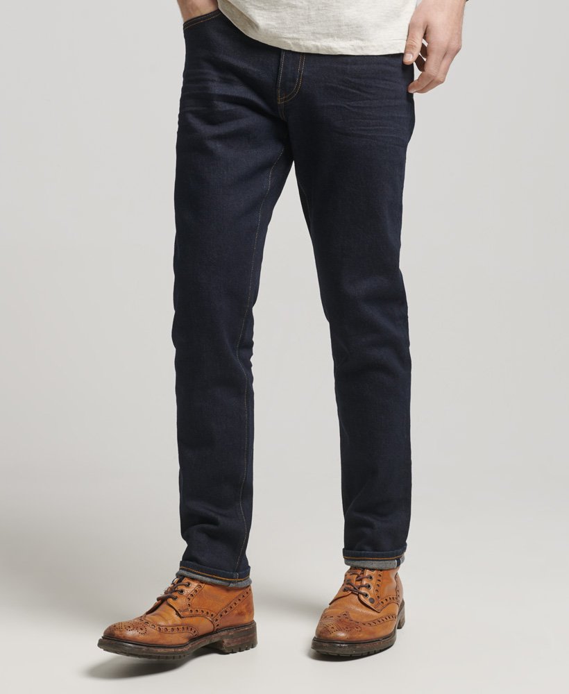 the merchant store - biologische slim fit jeans in donkerblauw met selvedge-afwerking