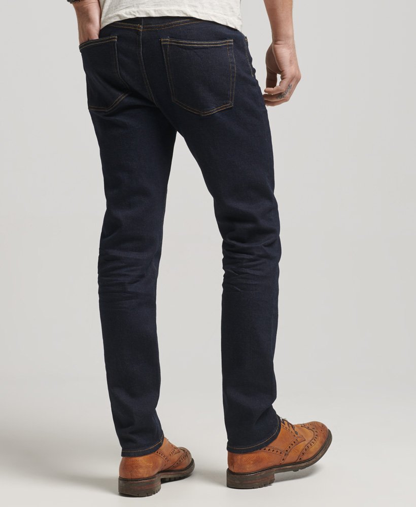 the merchant store - biologische slim fit jeans in donkerblauw met selvedge-afwerking