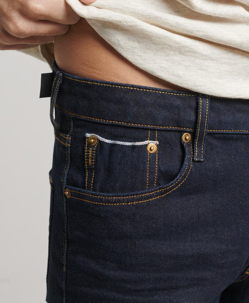 the merchant store - biologische slim fit jeans in donkerblauw met selvedge-afwerking