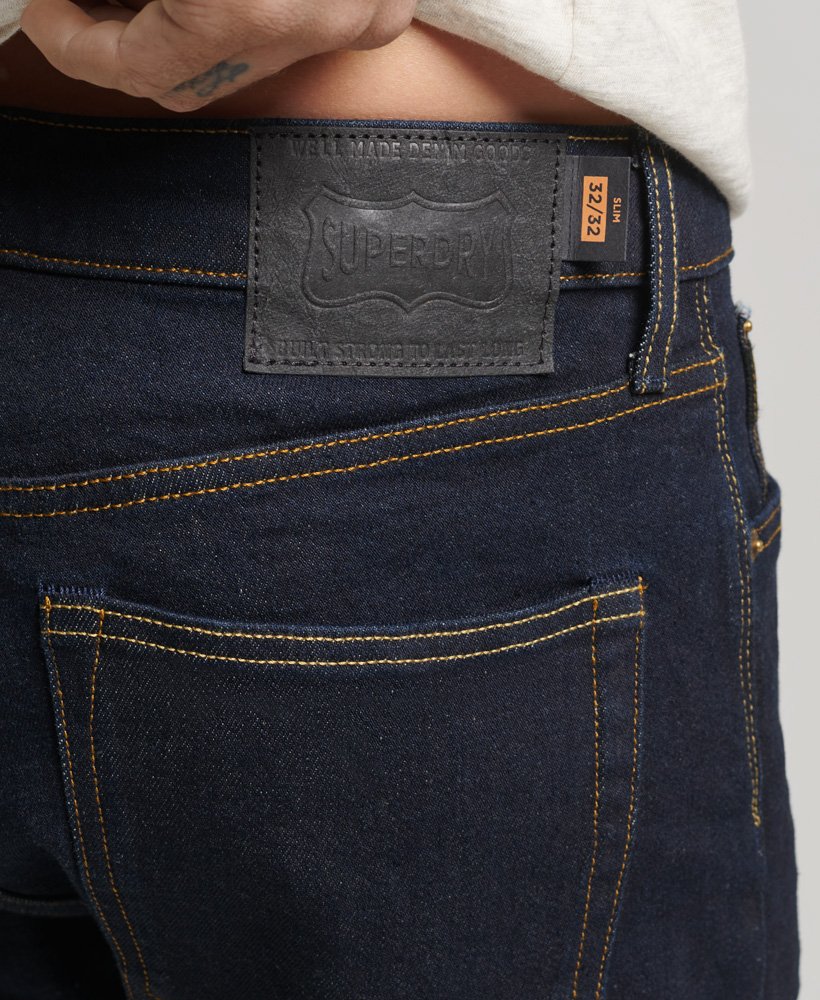 the merchant store - biologische slim fit jeans in donkerblauw met selvedge-afwerking