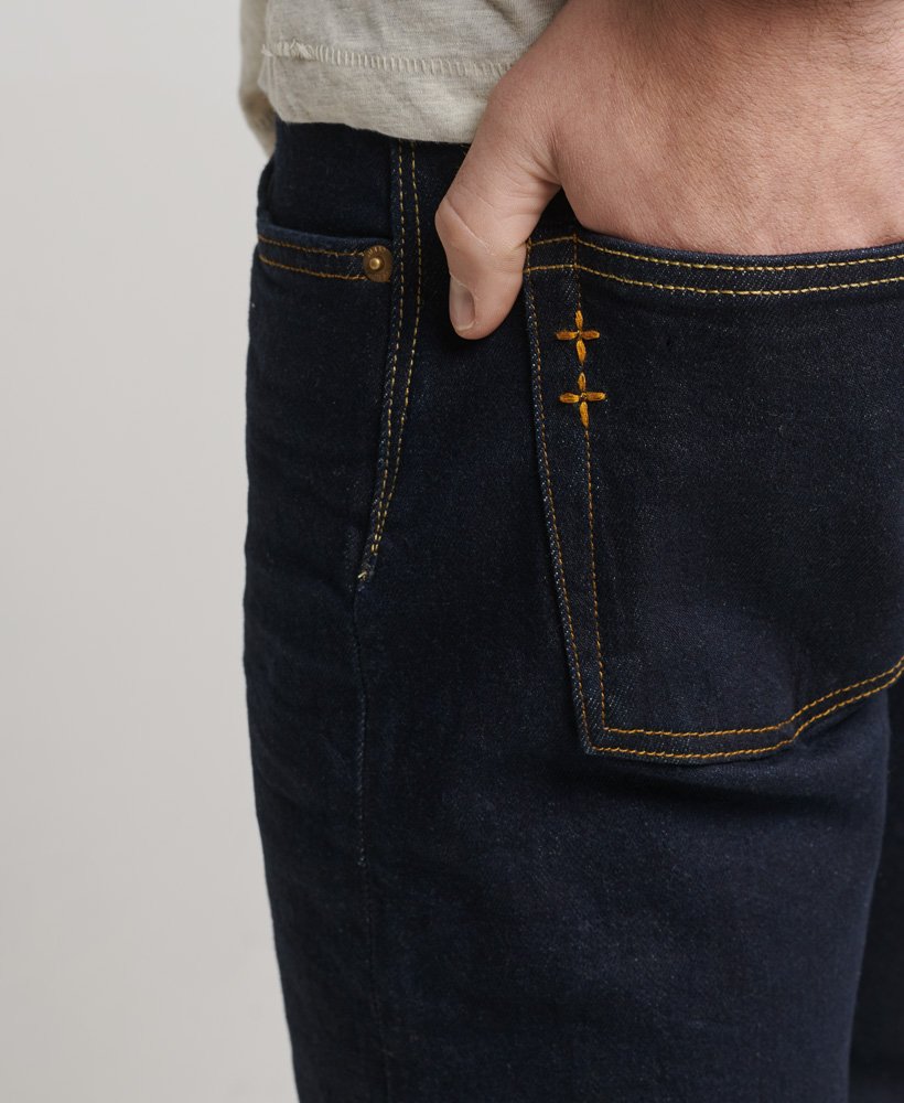 the merchant store - biologische slim fit jeans in donkerblauw met selvedge-afwerking