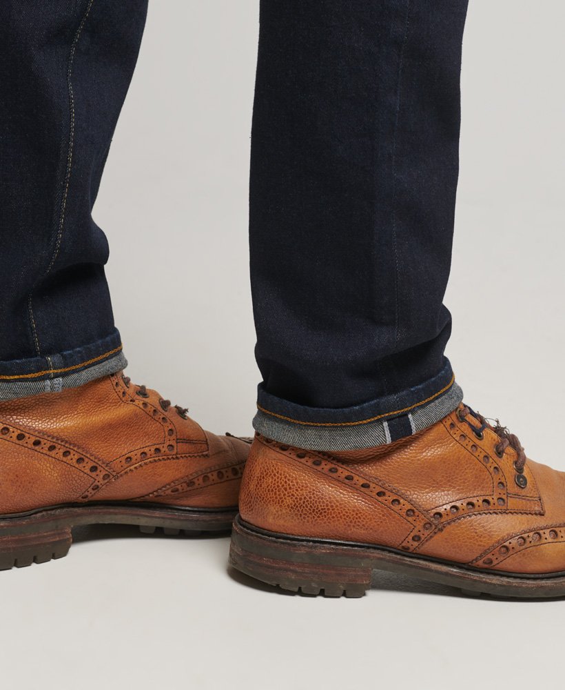 the merchant store - biologische slim fit jeans in donkerblauw met selvedge-afwerking