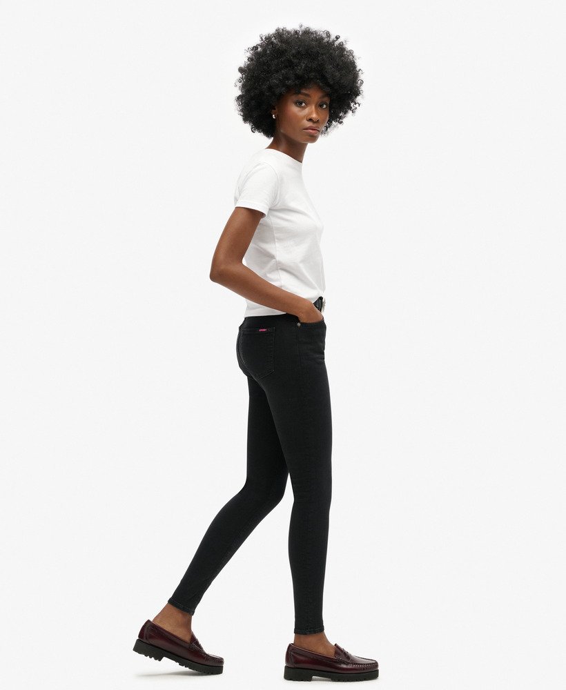skinny jeans met hoge taille van biologisch katoen in een zwarte wassing.