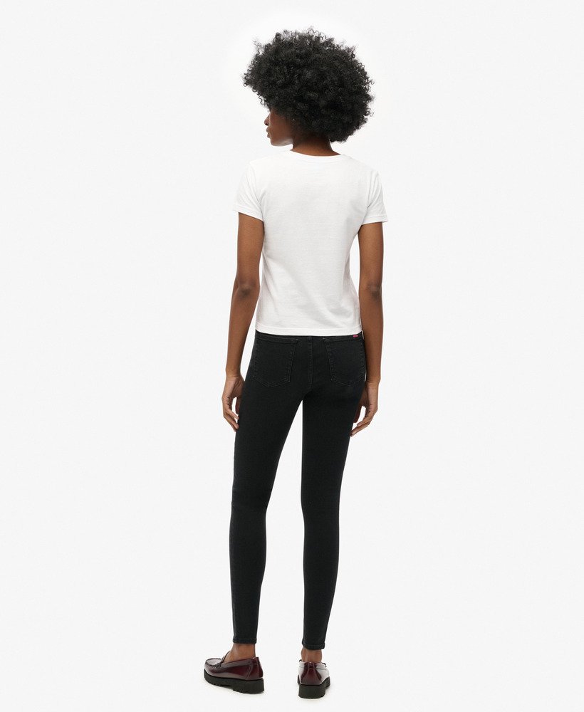 skinny jeans met hoge taille van biologisch katoen in een zwarte wassing.
