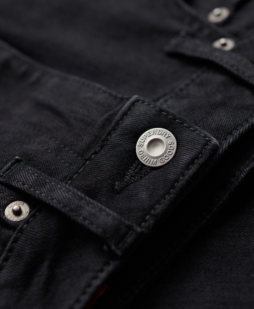 skinny jeans met hoge taille van biologisch katoen in een zwarte wassing.