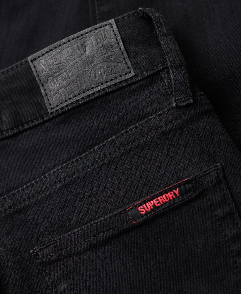 skinny jeans met hoge taille van biologisch katoen in een zwarte wassing.