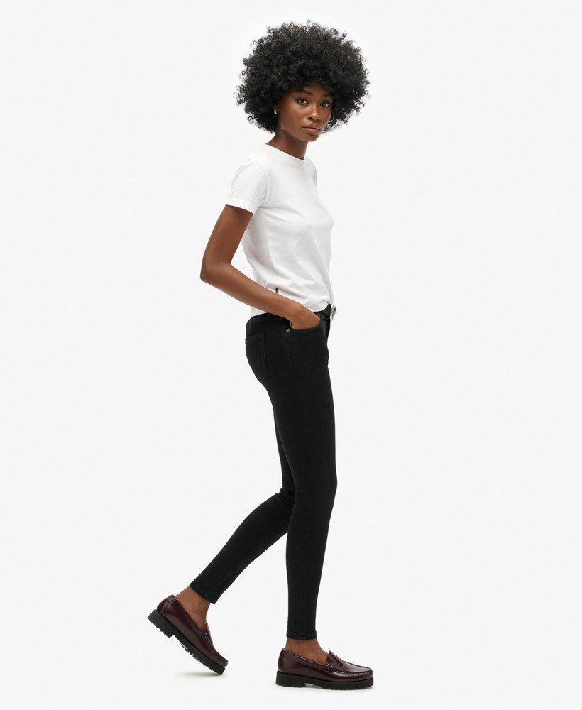 vintage skinny jeans met middelhoge taille van biologisch katoen in zwarte wassing.