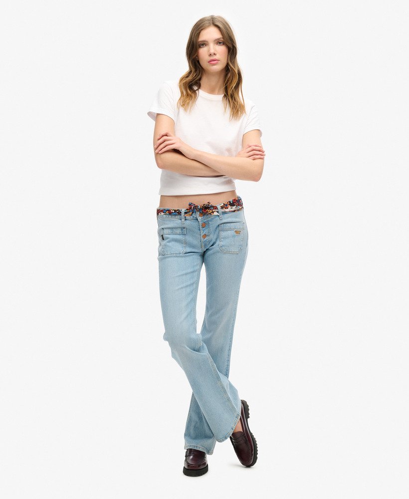 vintage jeans van biologisch katoen met lage taille slim fit en flared pijpen in een klassieke middenwassing.