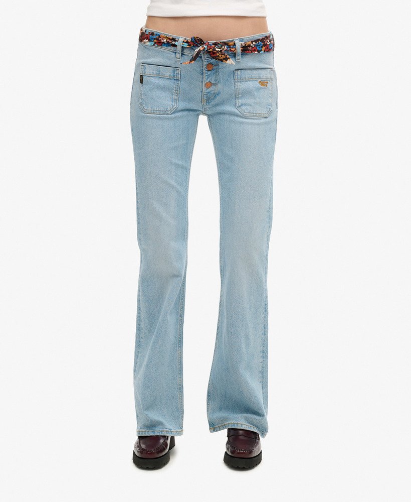 vintage jeans van biologisch katoen met lage taille slim fit en flared pijpen in een klassieke middenwassing.