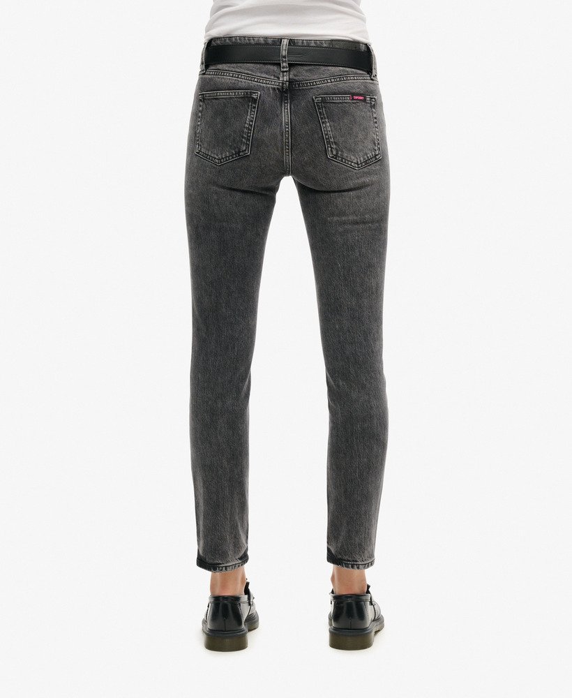 slim fit jeans met middelhoge taille van biologisch katoen in echo black.