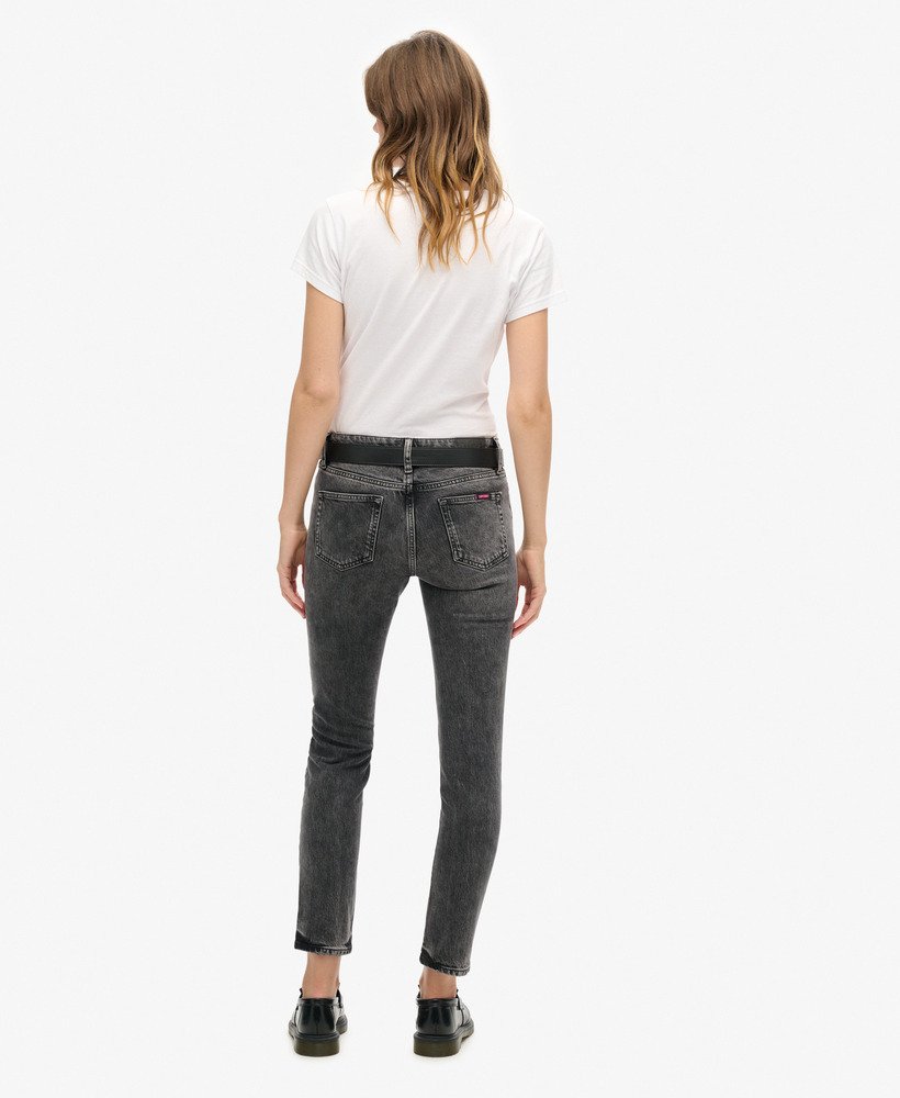 slim fit jeans met middelhoge taille van biologisch katoen in echo black.