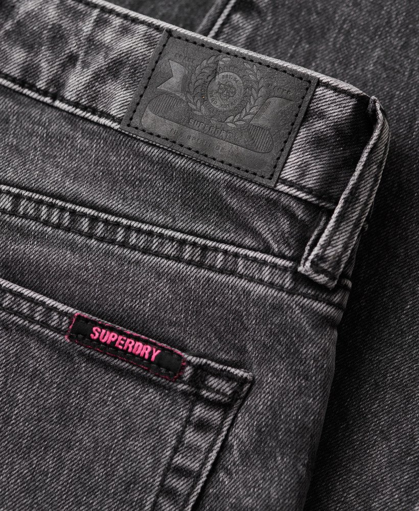 slim fit jeans met middelhoge taille van biologisch katoen in echo black.