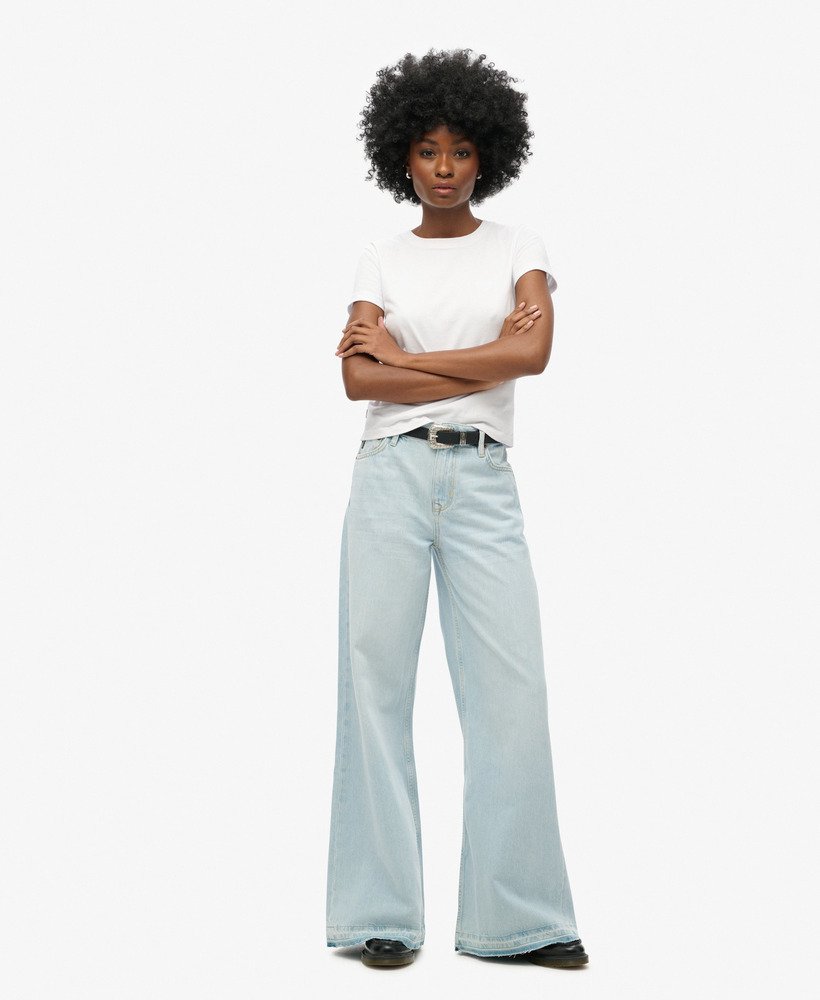 jeans met rafelige zoom en wijde pijpen in phoenix lichtblauw.