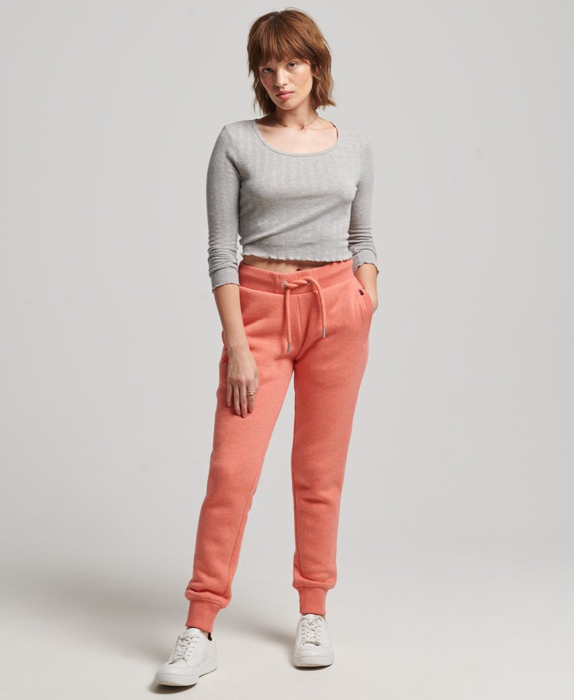 joggingbroek met essential logo van biologisch katoen in la coral marl
