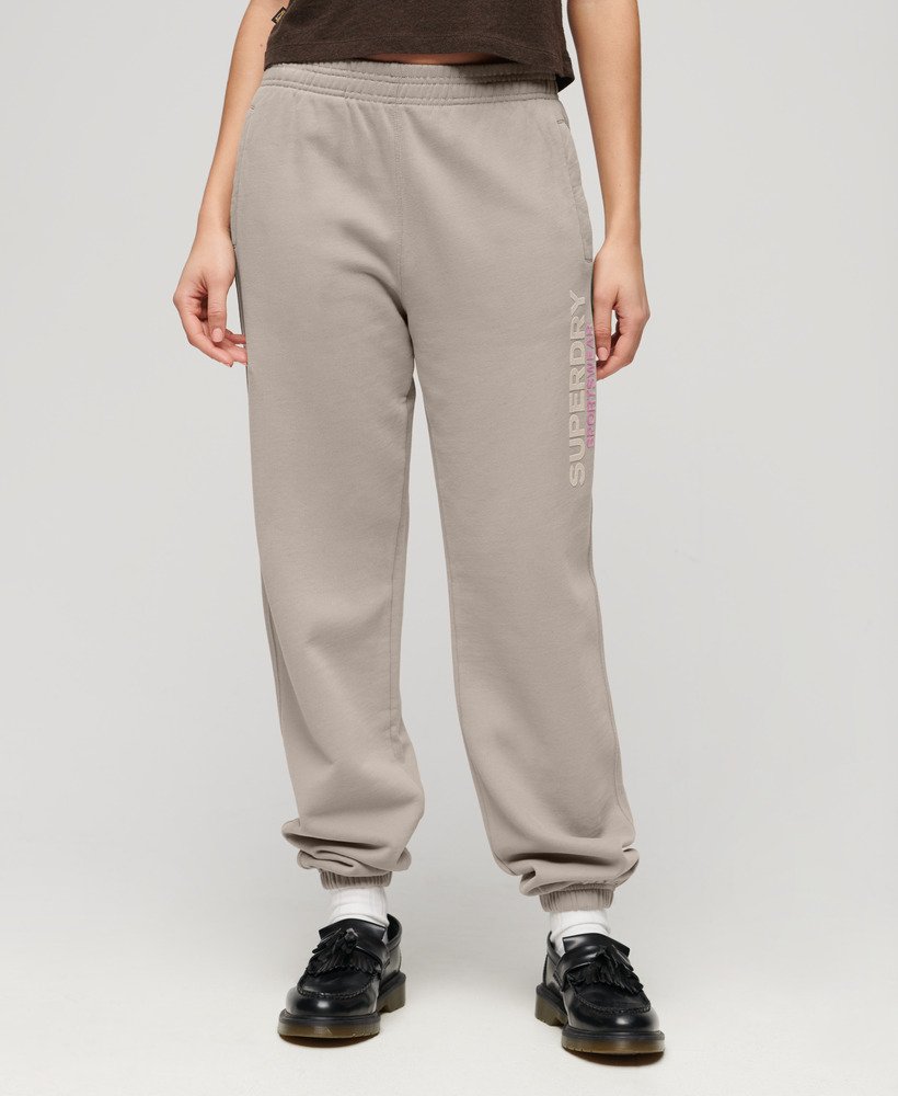 sportieve boyfriend joggingbroek in diepbeige met een grove structuur.