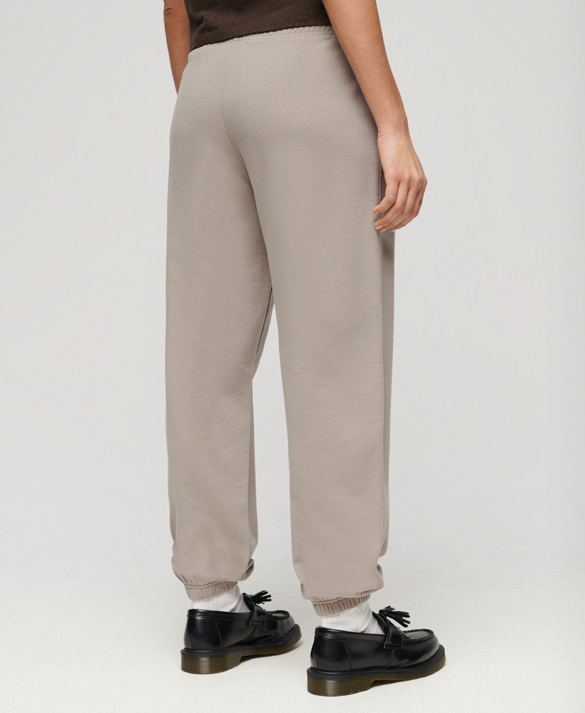 sportieve boyfriend joggingbroek in diepbeige met een grove structuur.