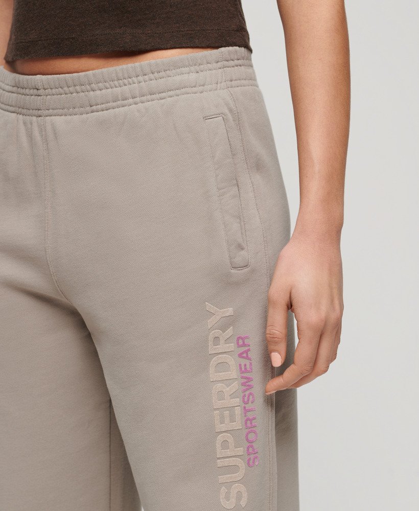 sportieve boyfriend joggingbroek in diepbeige met een grove structuur.