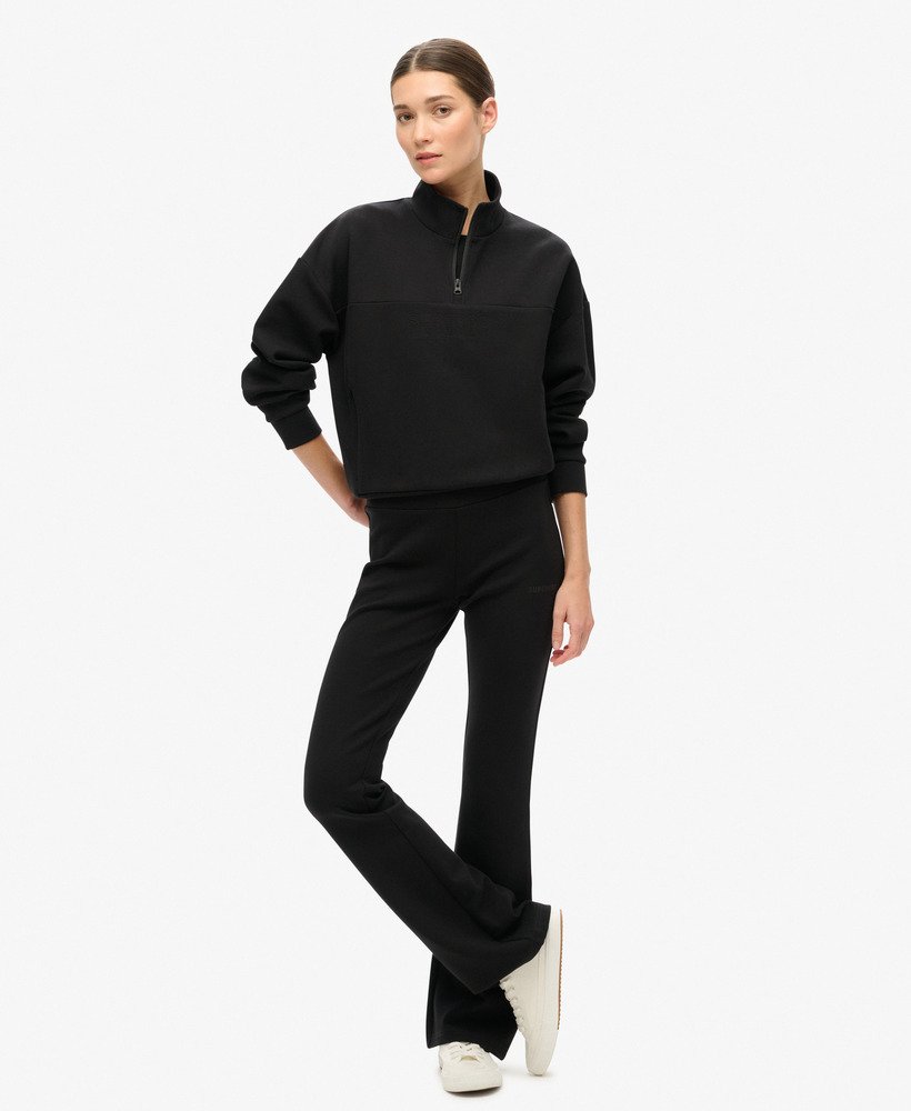 sport tech low rise flared joggers in zwart