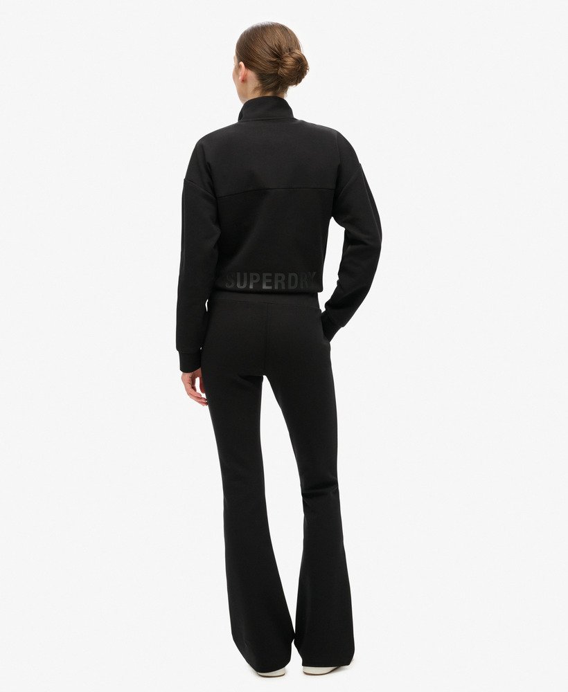sport tech low rise flared joggers in zwart