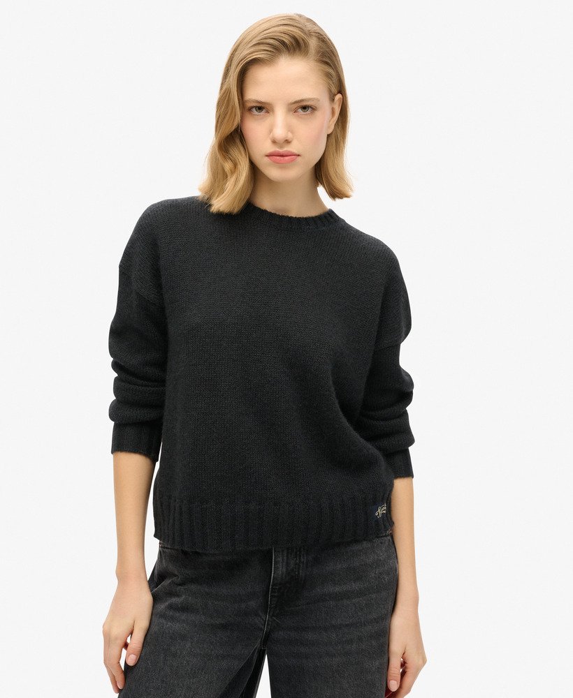 essentiële trui met ronde hals in de kleur trueest navy.