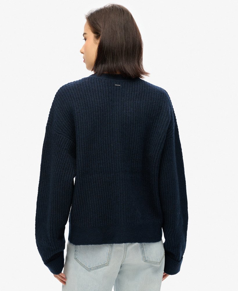 trui met ronde hals en geborstelde afwerking in donkergroenblauw met een twist.