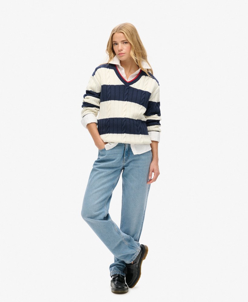 oversized kabeltrui met v-hals en strepen in een diepblauwe kleur.