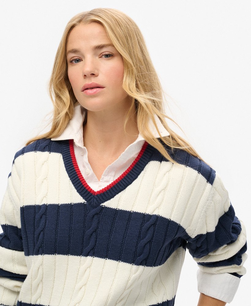 oversized kabeltrui met v-hals en strepen in een diepblauwe kleur.