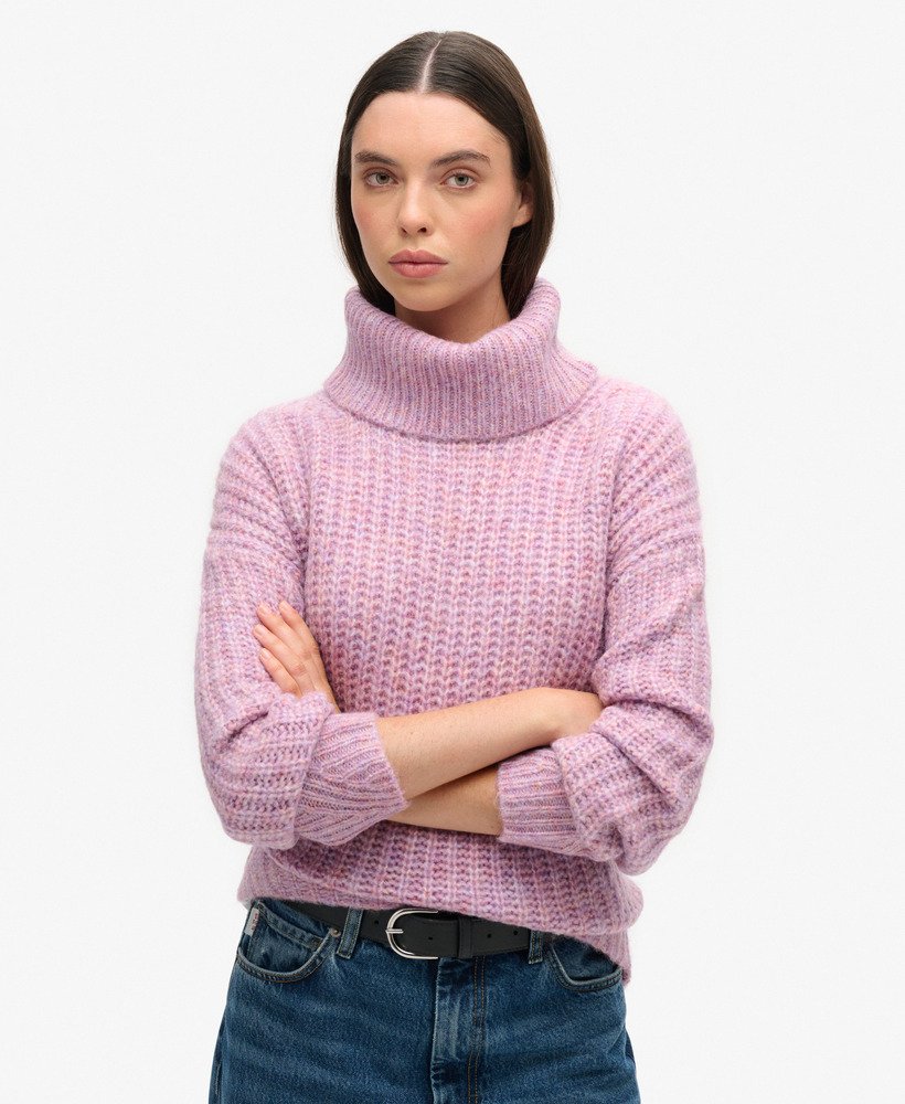 trui met slouchneck van geborsteld ribmateriaal in een gedraaide stof met stoffige roze tint.