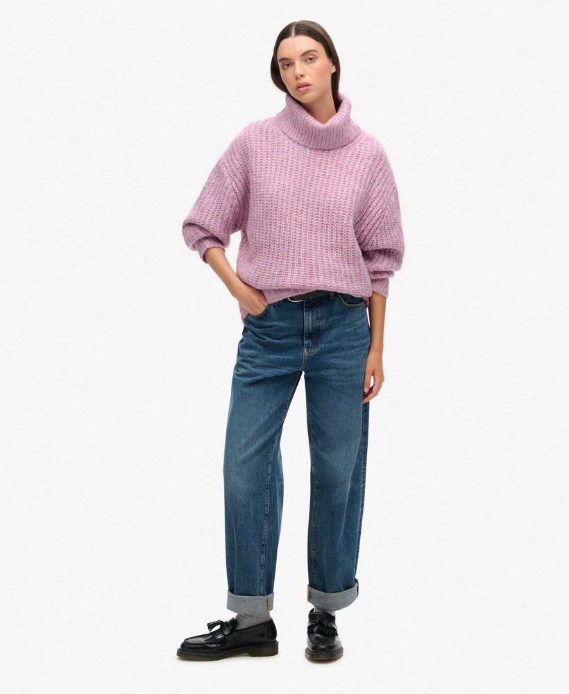trui met slouchneck van geborsteld ribmateriaal in een gedraaide stof met stoffige roze tint.