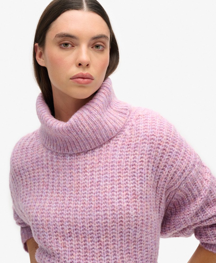 trui met slouchneck van geborsteld ribmateriaal in een gedraaide stof met stoffige roze tint.