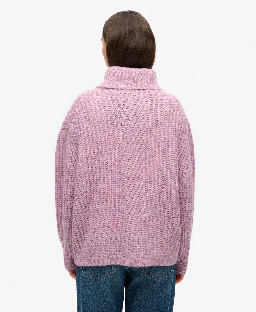 trui met slouchneck van geborsteld ribmateriaal in een gedraaide stof met stoffige roze tint.