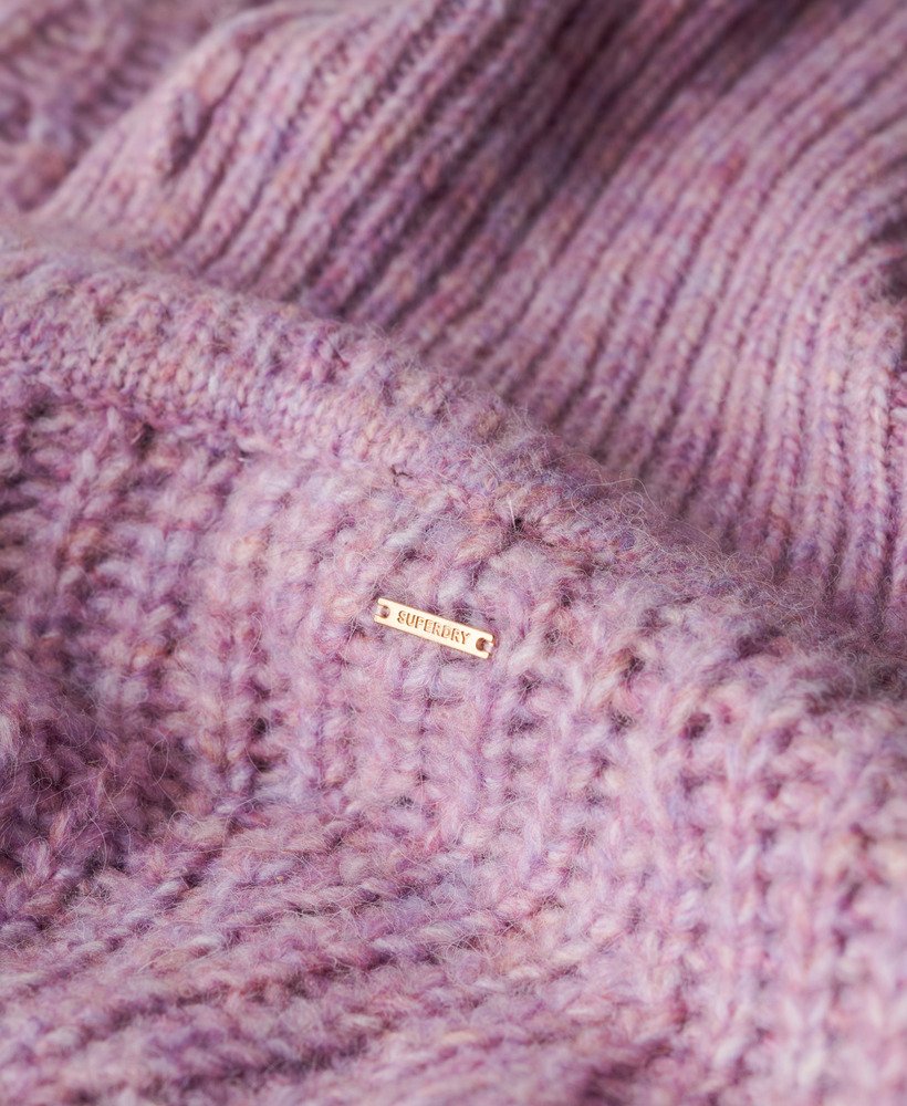 trui met slouchneck van geborsteld ribmateriaal in een gedraaide stof met stoffige roze tint.