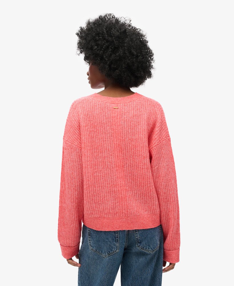 trui met ronde hals en geborstelde afwerking in koraalrood met een twist