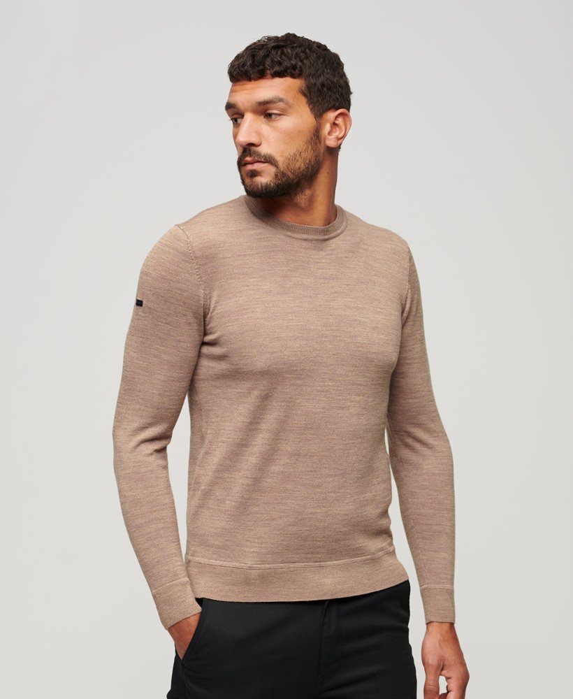 merino trui met ronde hals in camelkleurige gemêleerde stof.